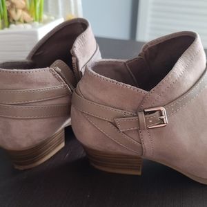Like new beige booties ankle boots women size 6